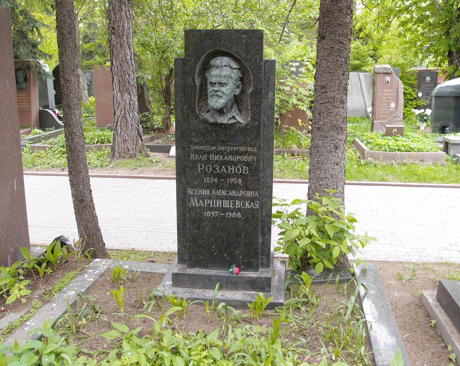 Памятник на могиле Розанова И.Н. (1874–1959), ск. А.Елецкий, на Новодевичьем кладбище (5–30–3).
