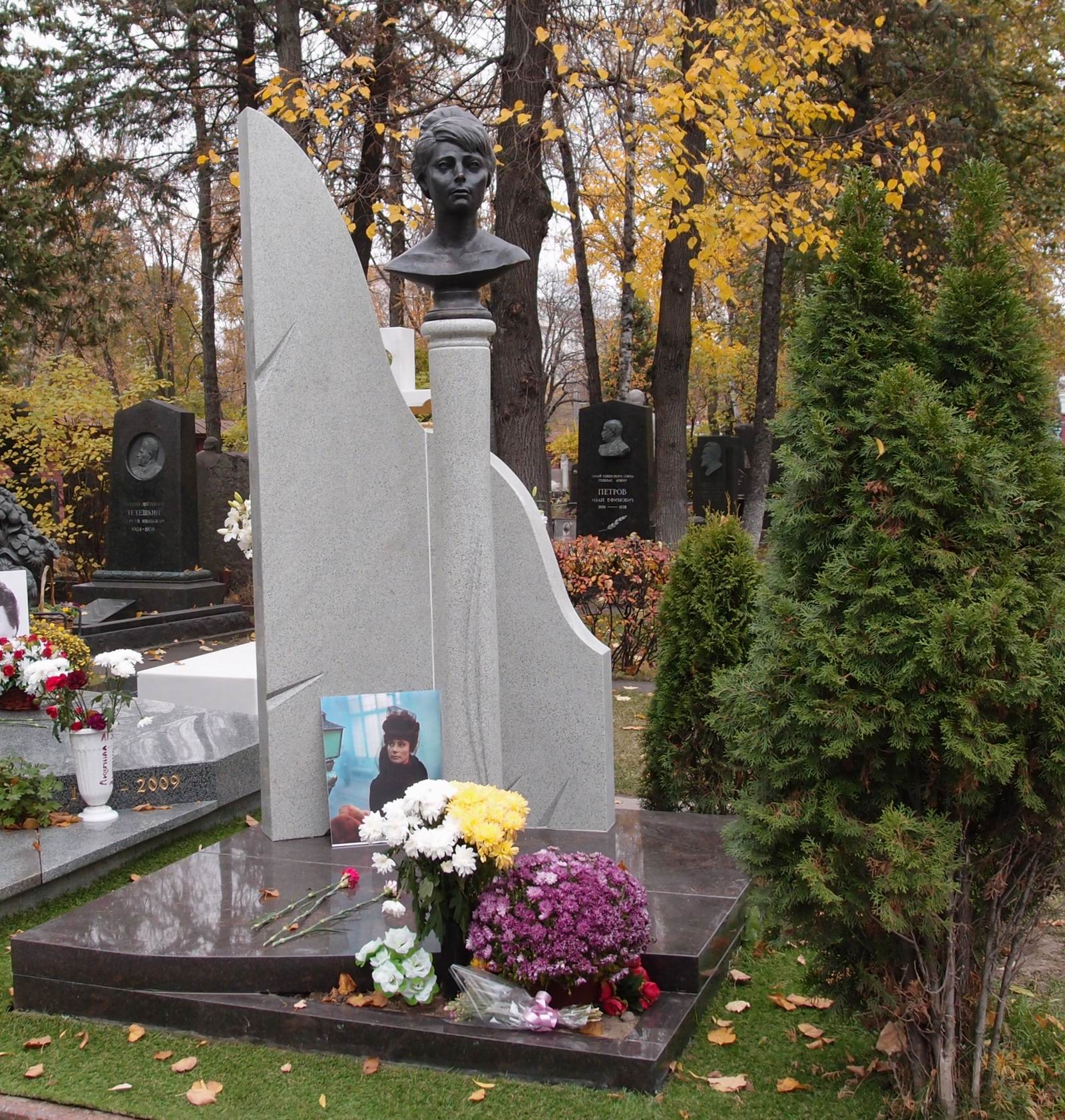 Памятник на могиле Самойловой Т.Е. (1934-2014), на Новодевичьем кладбище (5-23а-8). Нажмите левую кнопку мыши чтобы увидеть фрагмент памятника.
