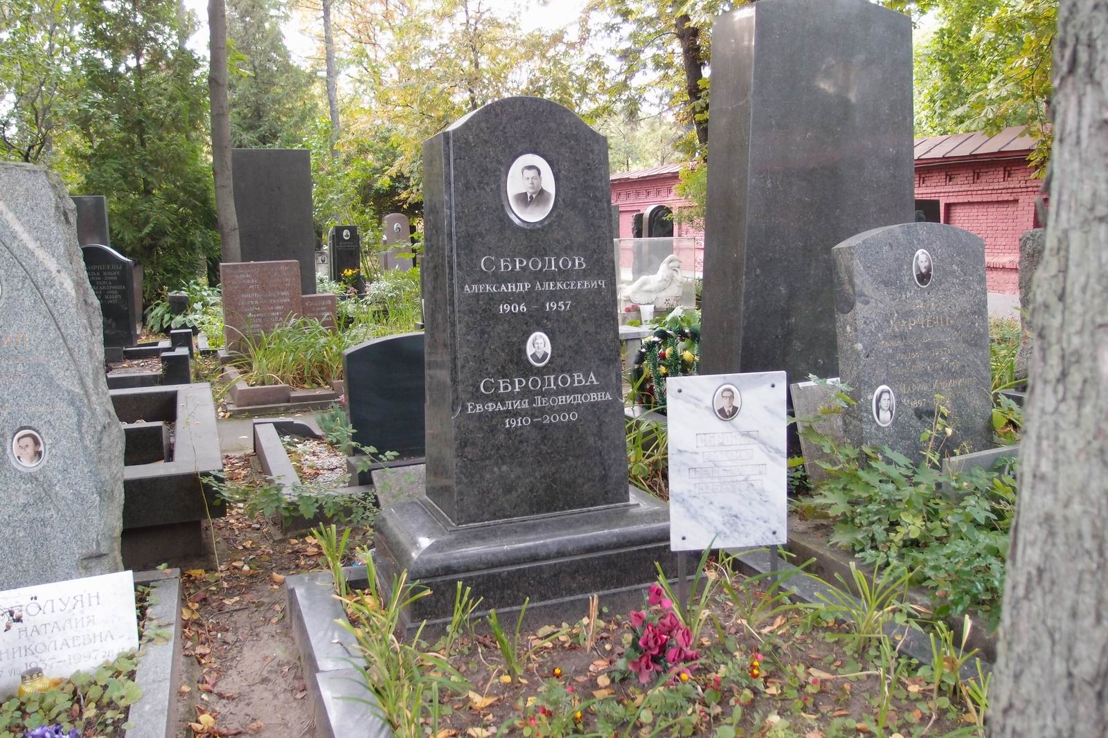 Памятник на могиле Сбродова А.А. (1906–1957), на Новодевичьем кладбище (5–9–5).