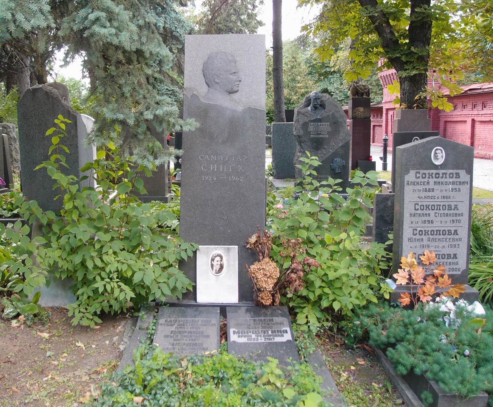 Памятник на могиле Сингха С. (1924-1962), ск. В.Сонин, на Новодевичьем кладбище (5-39-3).