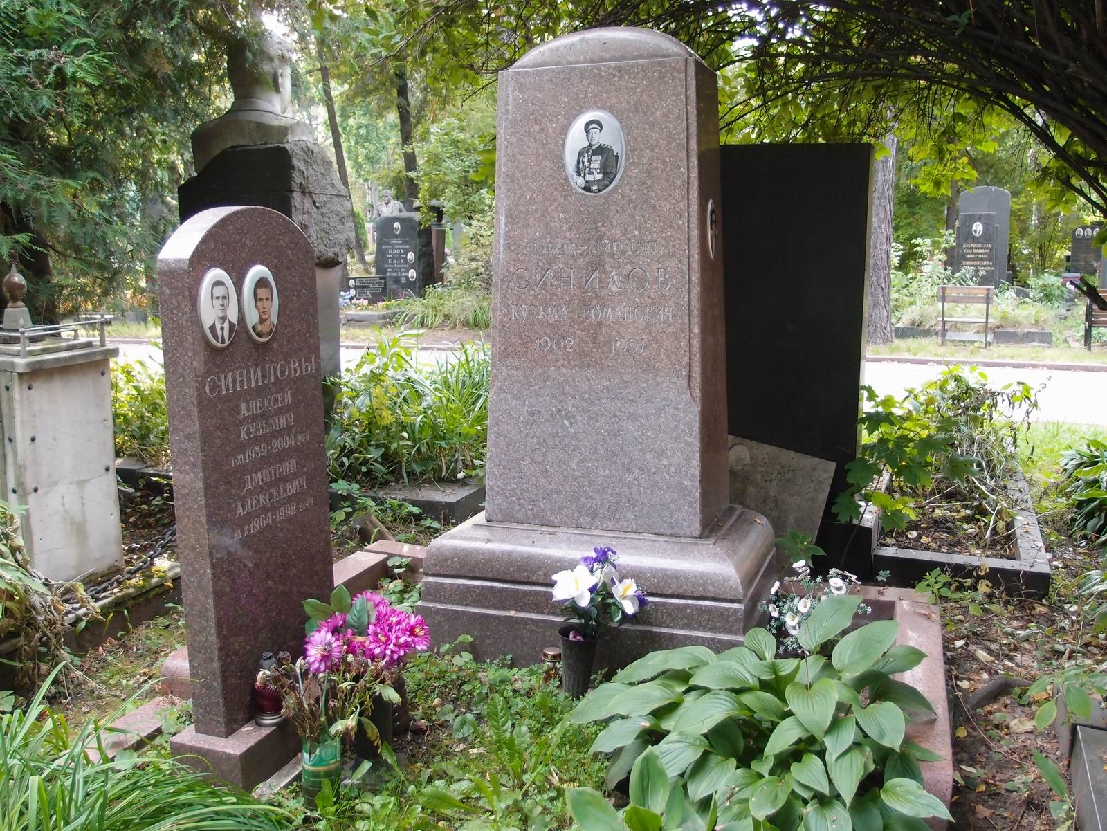 Памятник на могиле Синилова К.Р. (1902-1957), на Новодевичьем кладбище (5-15-3).