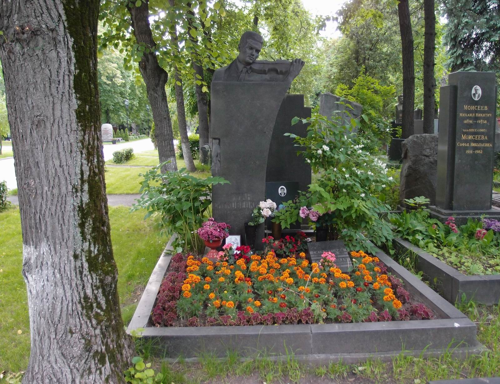 Памятник на могиле Ситковецкого Ю.Г. (1925-1958), ск. Э.Неизвестный, на Новодевичьем кладбище (5-17-9). Нажмите левую кнопку мыши чтобы увидеть фрагмент памятника.