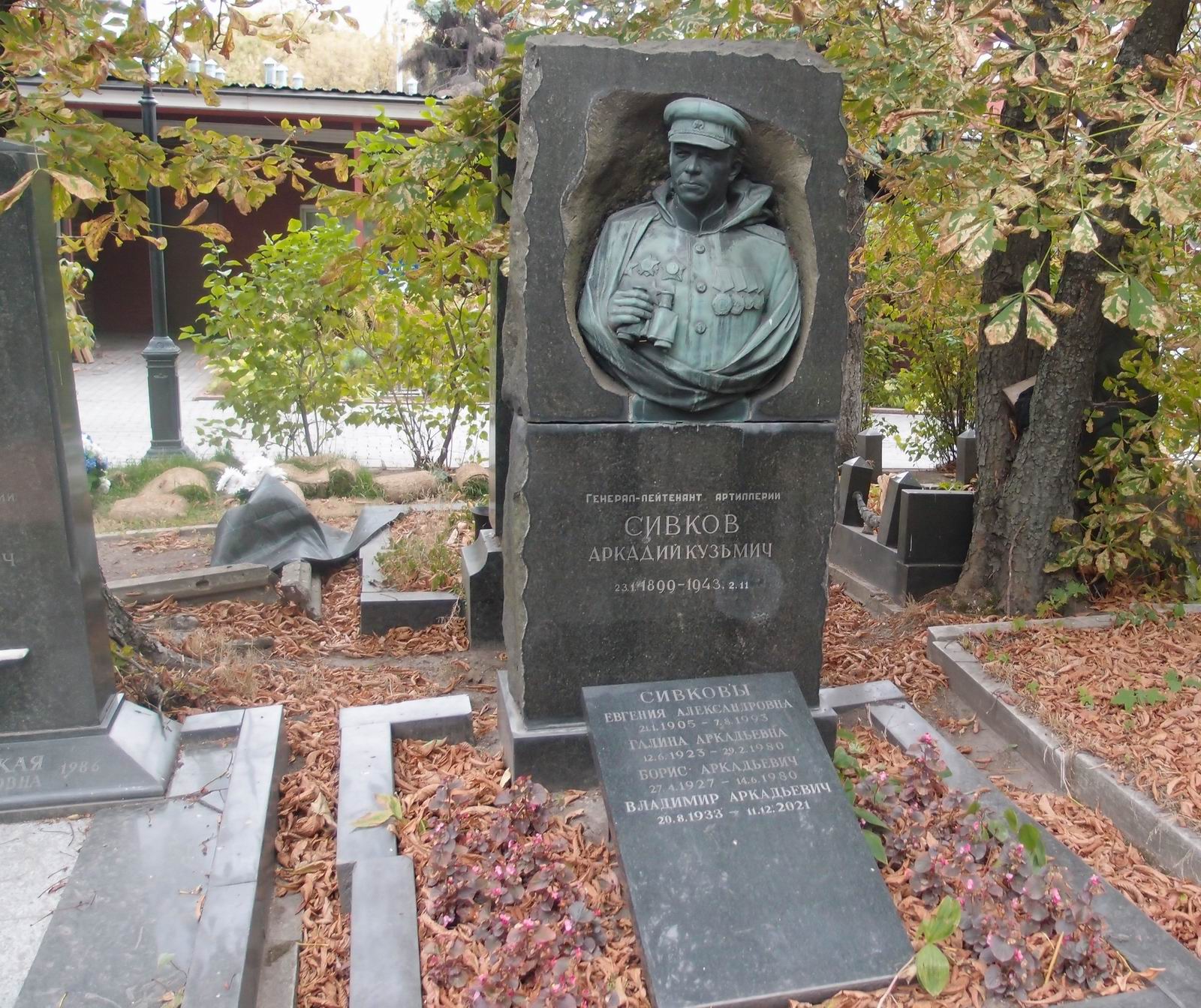 Памятник на могиле Сивкова А.К. (1899–1943), ск. Г.Постников, Д.Никитин, на Новодевичьем кладбище (5–2–2).