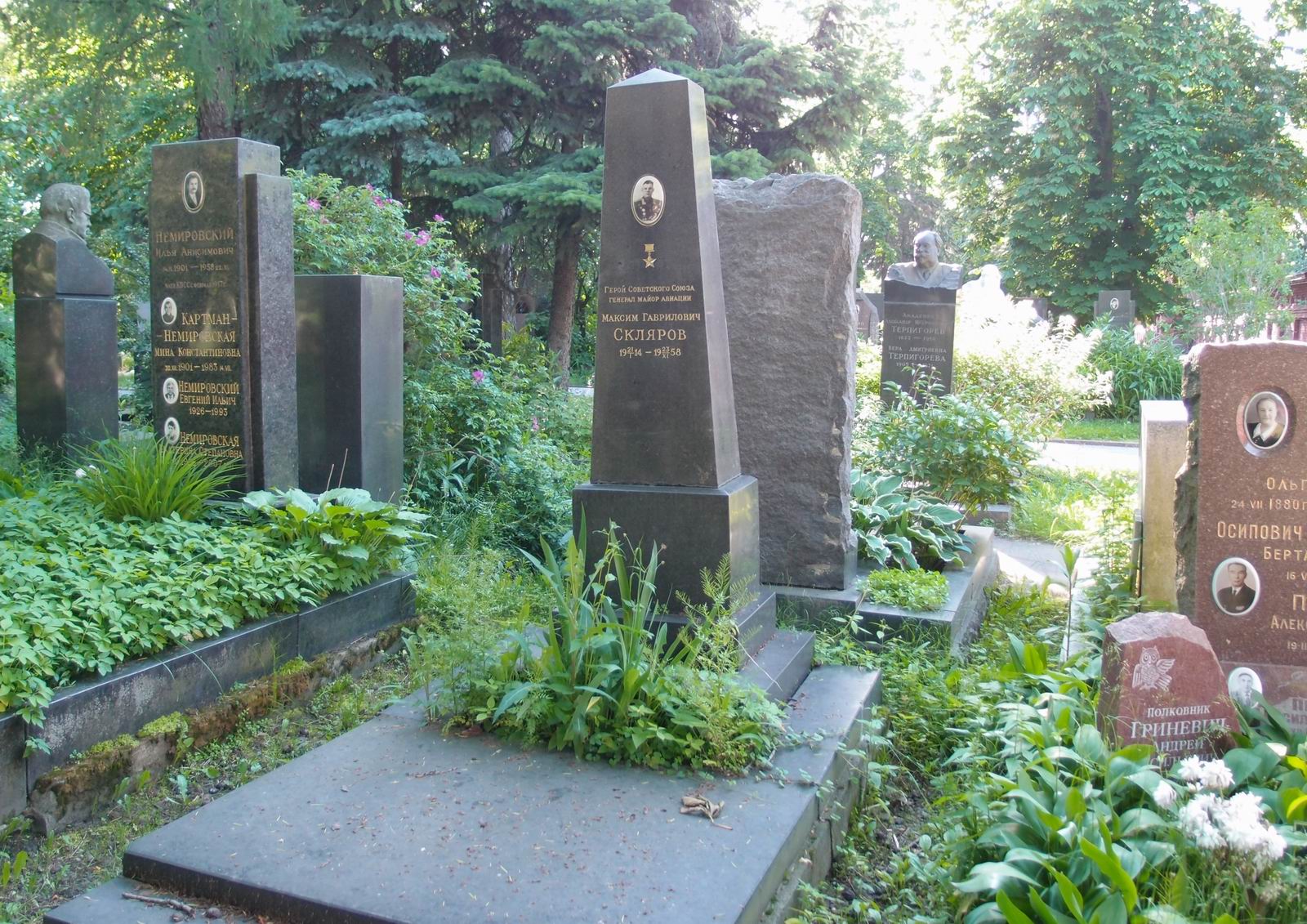 Памятник на могиле Склярова М.Г. (1914-1958), на Новодевичьем кладбище (5-28-2).
