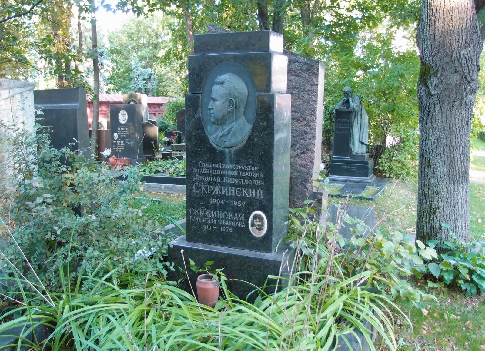 Памятник на могиле Скржинского Н.К. (1904-1957), на Новодевичьем кладбище (5-14-9).