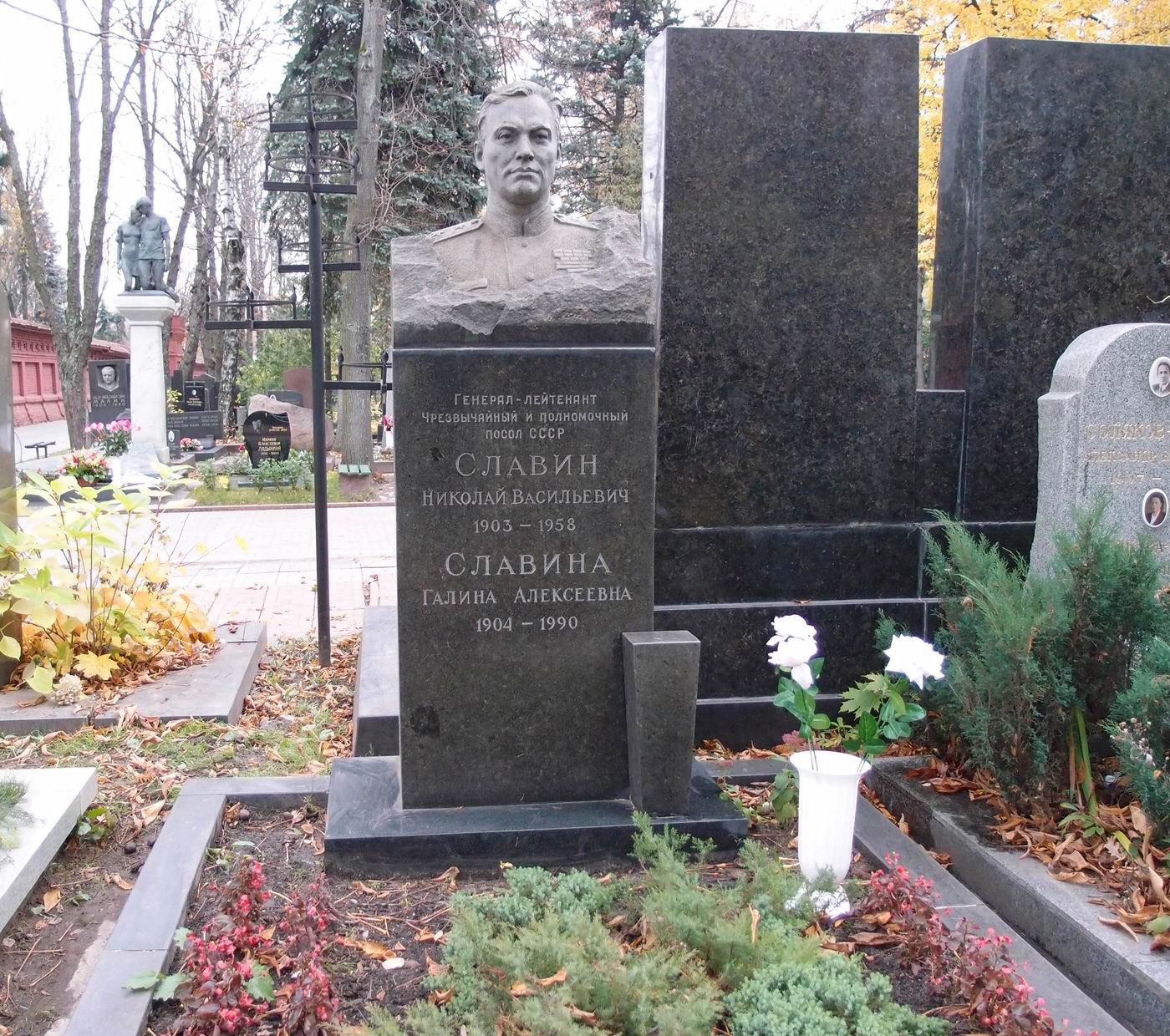 Памятник на могиле Славина Н.В. (1903–1958), ск. А.Томский, на Новодевичьем кладбище (5–25–3).