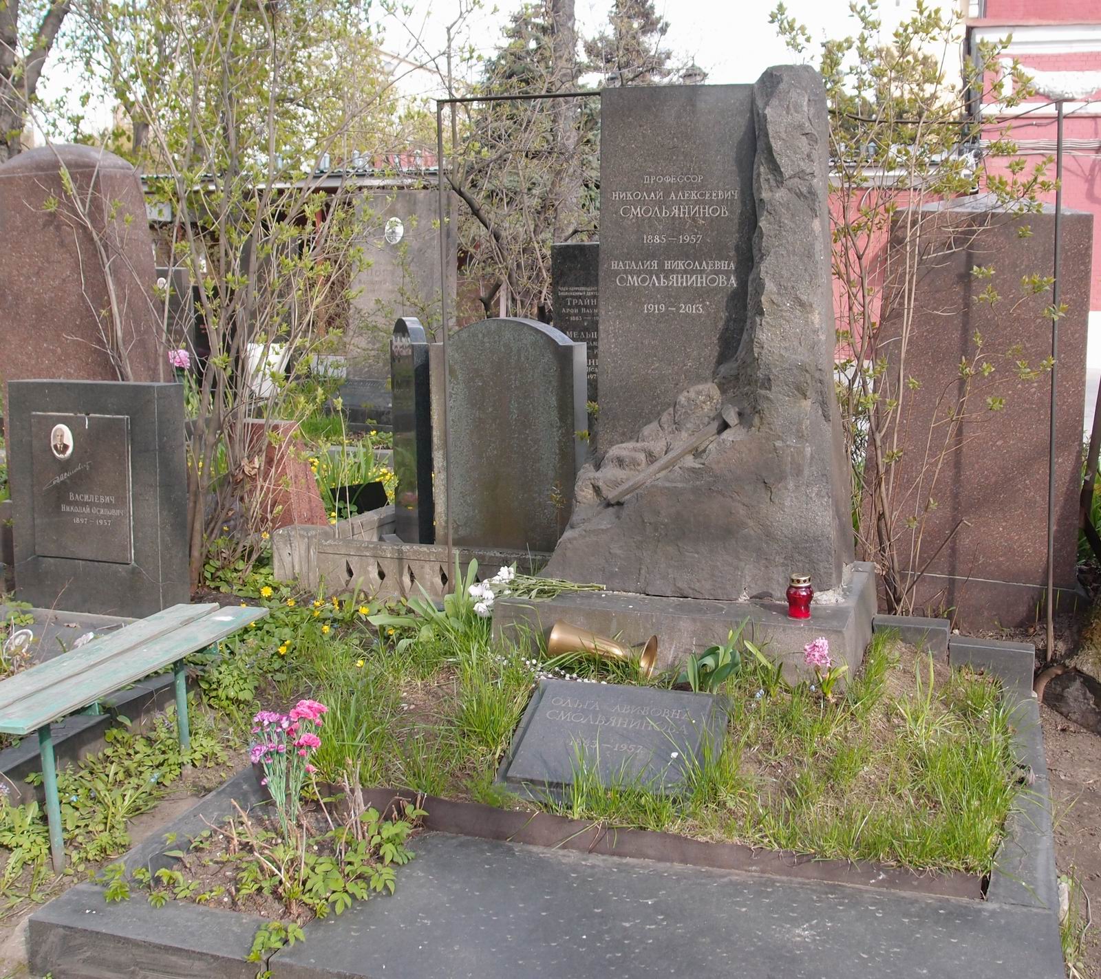 Памятник на могиле Смольянинова Н.А. (1885–1957), арх. В.Либсон, на Новодевичьем кладбище (5–4–8).