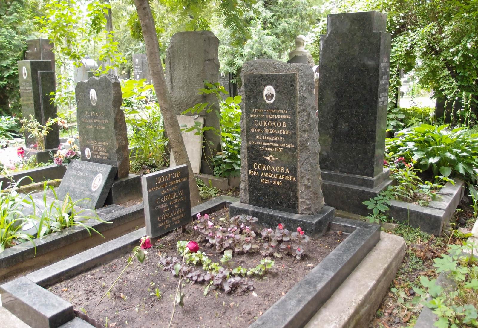 Памятник на могиле Соколова И.Н. (1922–1957), на Новодевичьем кладбище (5–13–2).