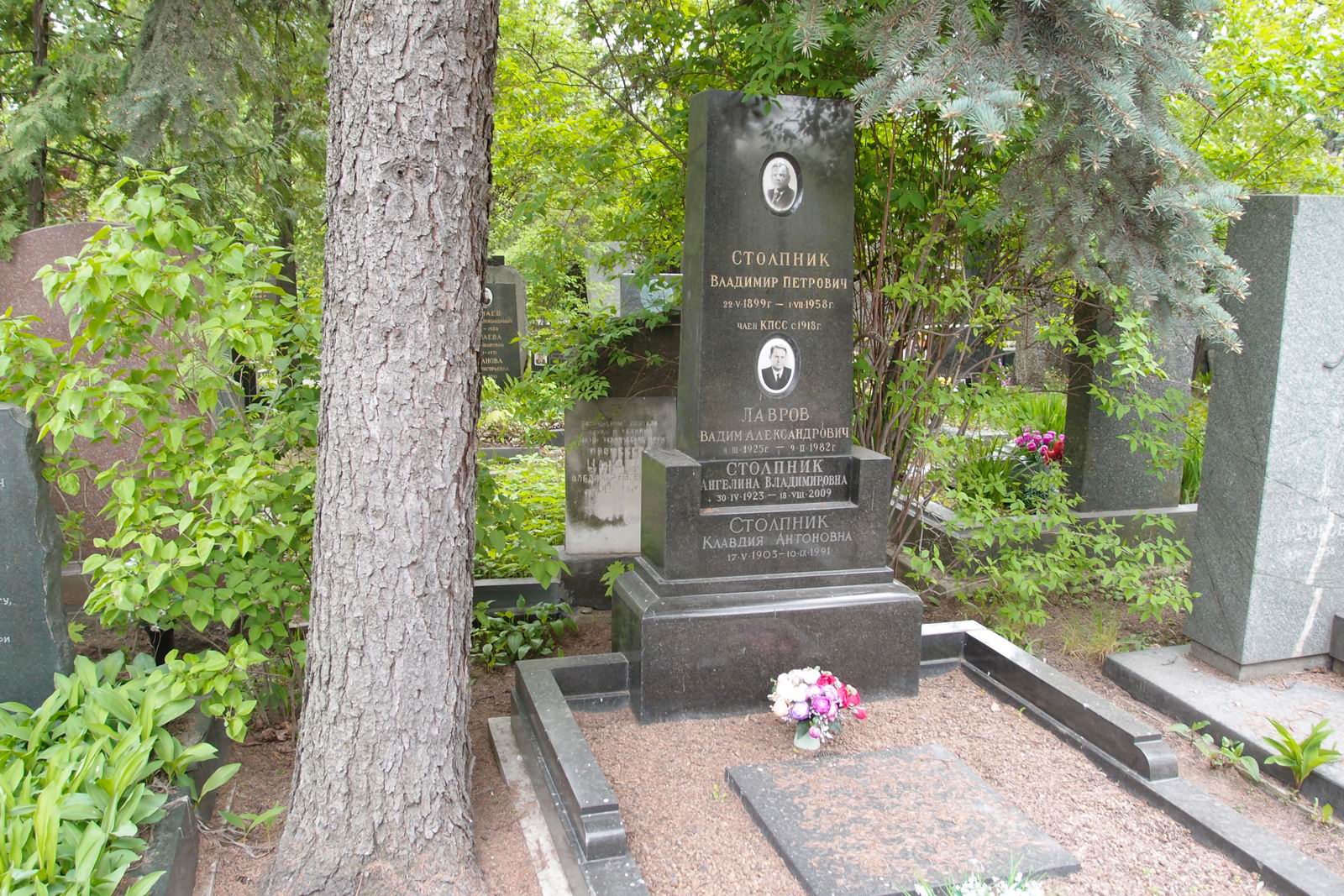 Памятник на могиле Столпника В.П. (1899–1958), на Новодевичьем кладбище (5–22–3).