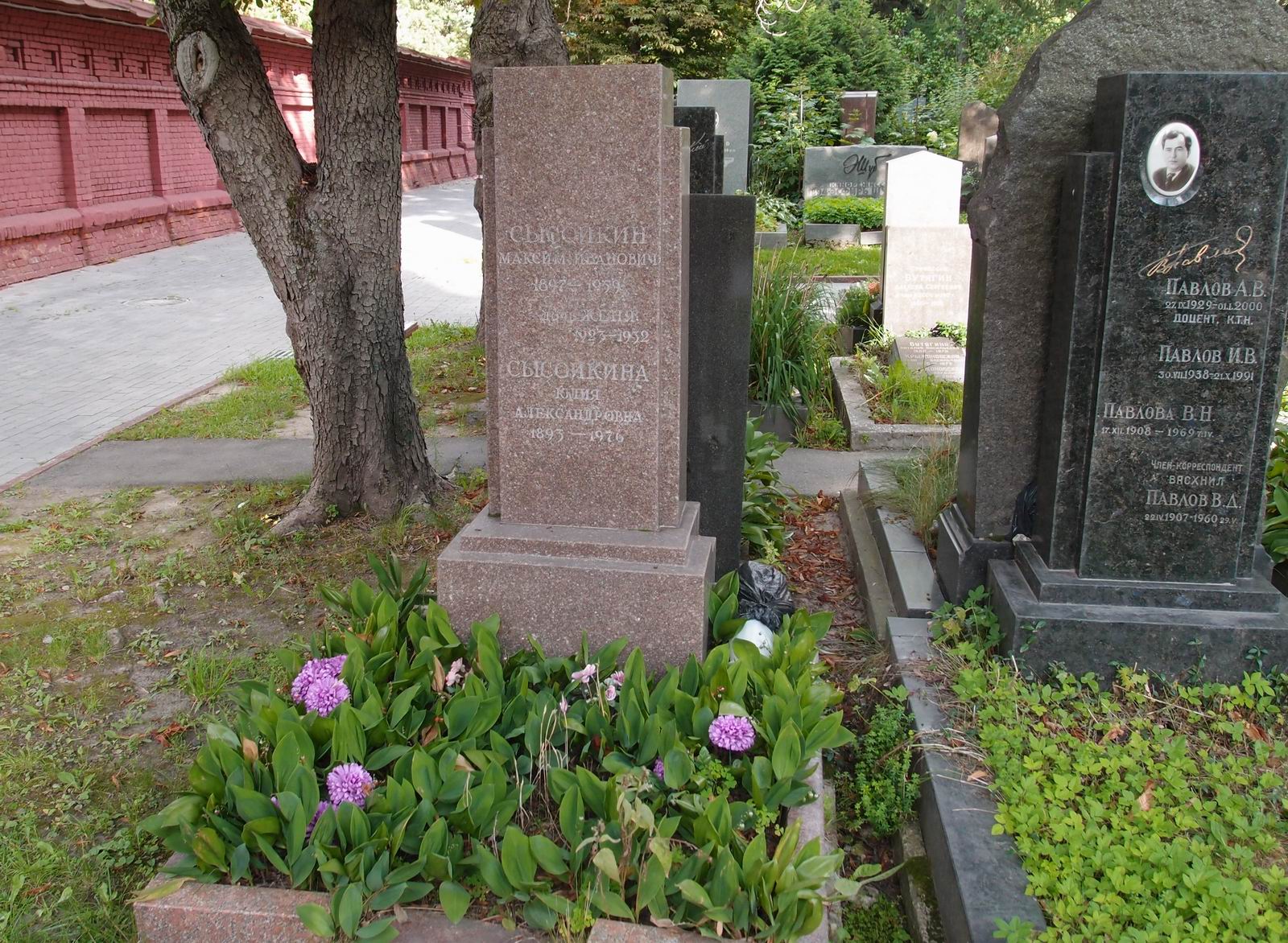 Памятник на могиле Сысойкина М.И. (1897–1959), на Новодевичьем кладбище (5–42–1).