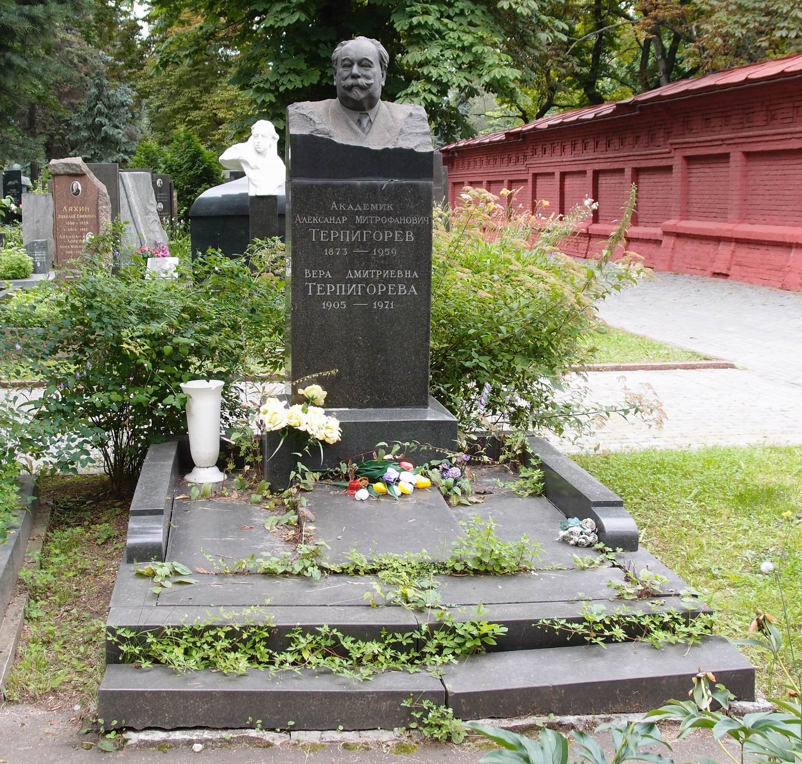 Памятник на могиле Терпигорева А.М. (1873–1959), ск. А.Костромитин, на Новодевичьем кладбище (5–30–1).