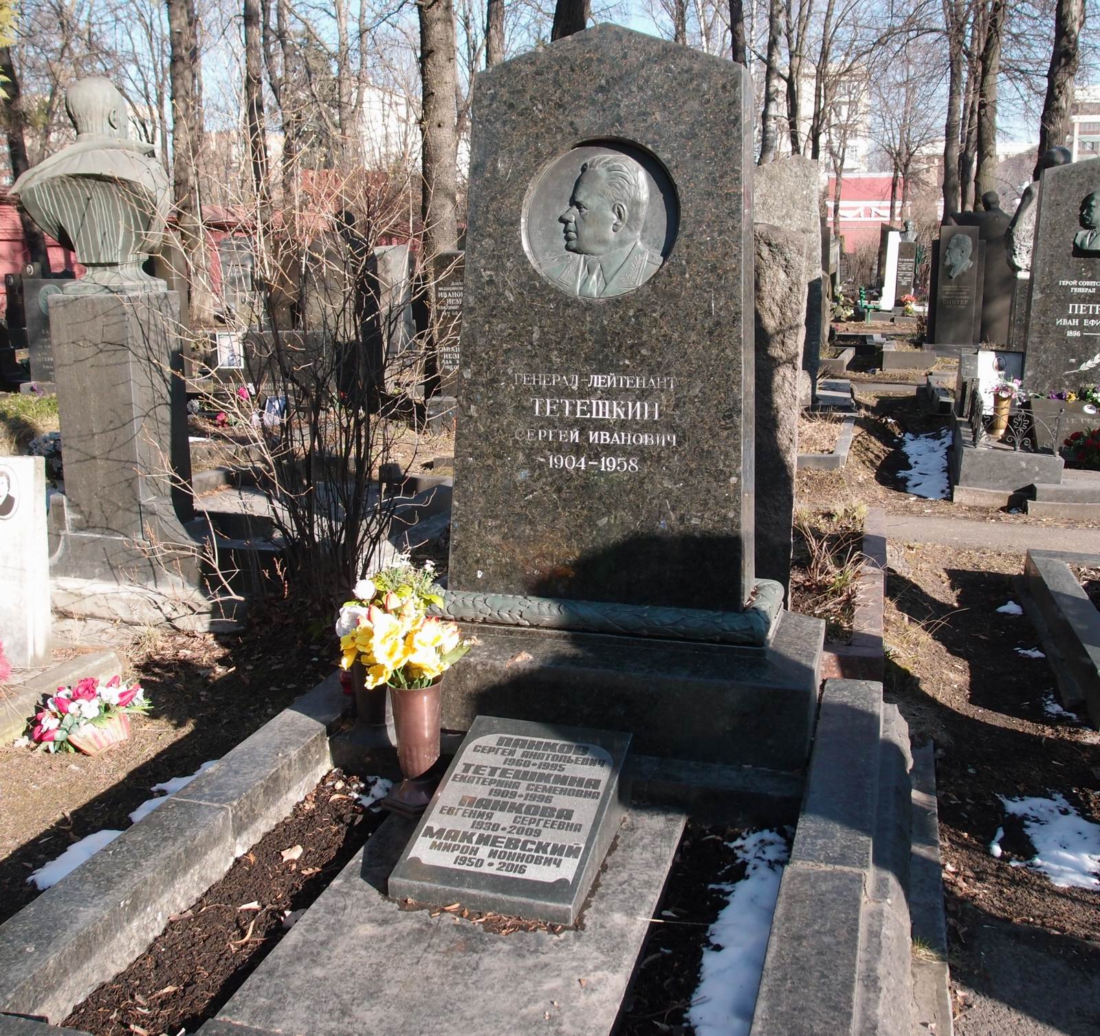 Памятник на могиле Тетешкина С.И. (1904-1958), ск. В.М.Кураев, арх. Л.Шатилова, на Новодевичьем кладбище (5-22-7).