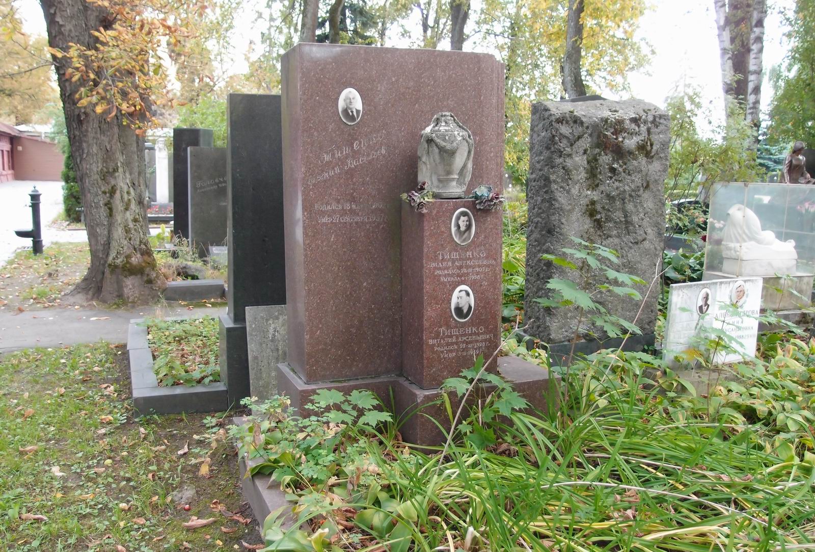 Памятник на могиле Тищенко А.В. (1902–1957), на Новодевичьем кладбище (5–12–1).