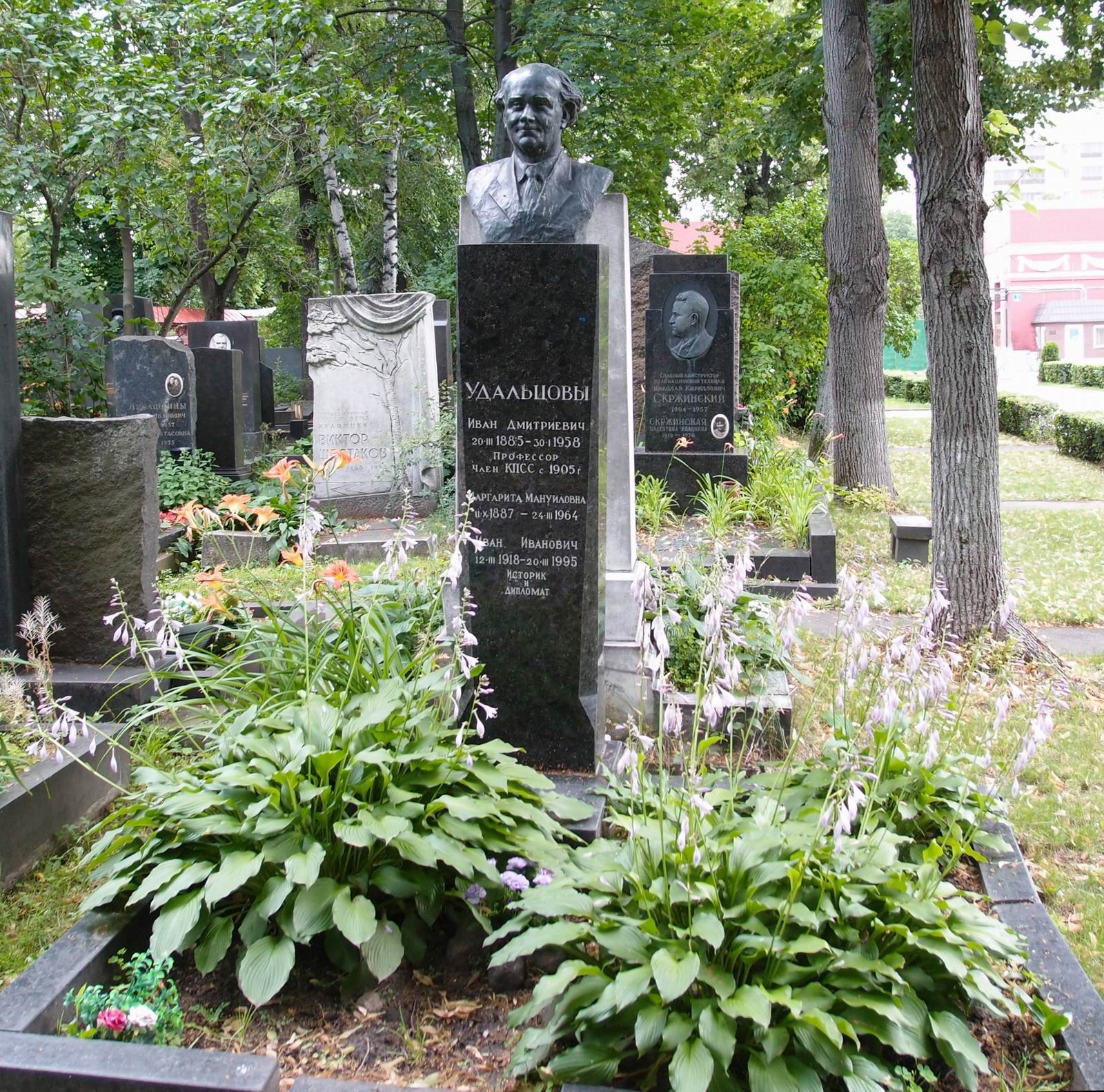 Памятник на могиле Удальцова И.Д. (1885-1958), худ.-ск. М.Удальцова, арх. И.Удальцова, на Новодевичьем кладбище (5-16-9).