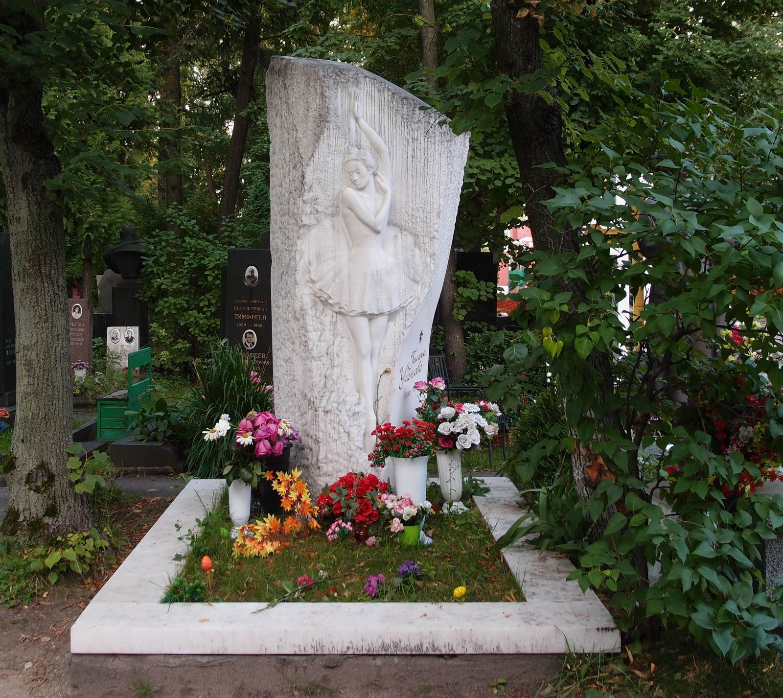 Памятник на могиле Улановой Г.С. (1910-1998), ск. Ф.Д.Фивейский, арх. А.Тихонов, на Новодевичьем кладбище (5-23а-6).