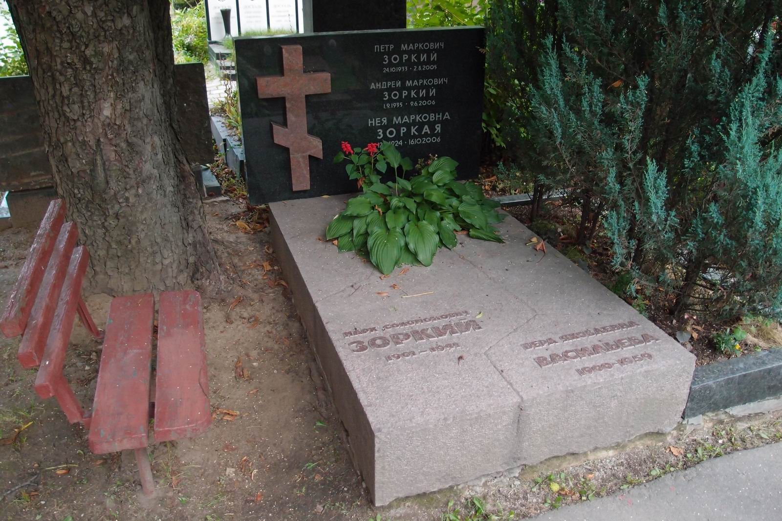 Памятник на могиле Васильевой В.Я. (1900–1959), на Новодевичьем кладбище (5–34–1).