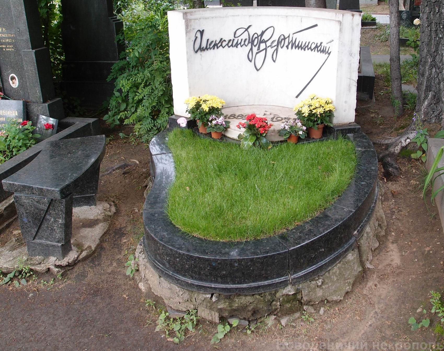 Памятник на могиле Вертинского А.Н. (1889-1957), арх. Е.Розенблюм, В.Быков, на Новодевичьем кладбище (5-5-6). Нажмите левую кнопку мыши, чтобы увидеть фрагмент памятника.