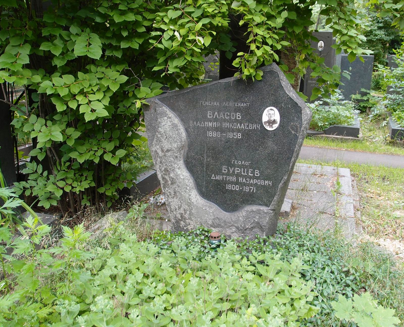 Памятник на могиле Власова В.Н. (1896-1958), на Новодевичьем кладбище (5-17-5).