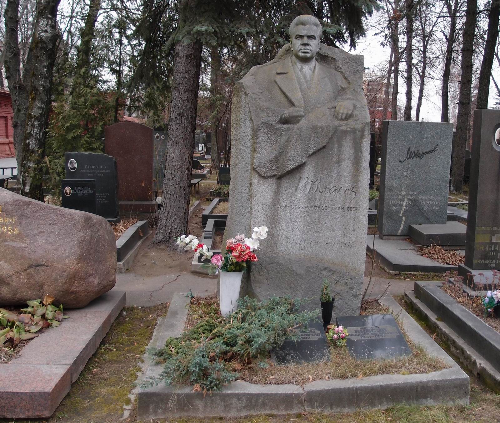 Памятник на могиле Власова В.З. (1906-1958), ск. А.Постол, на Новодевичьем кладбище (5-23-3).
