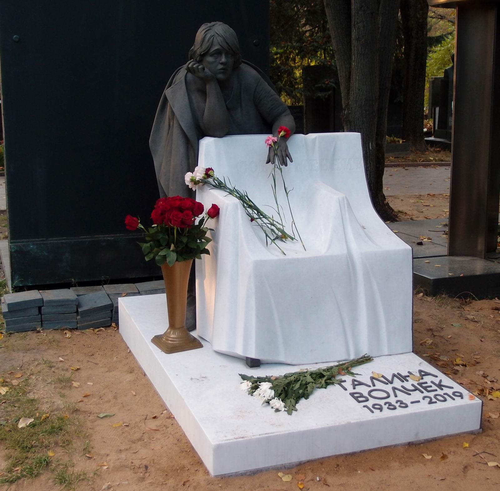 Памятник на могиле Волчек Г.Б. (1933–2019), ск. О.Ершов, худ. А.Боровский, на Новодевичьем кладбище (5–37–10).