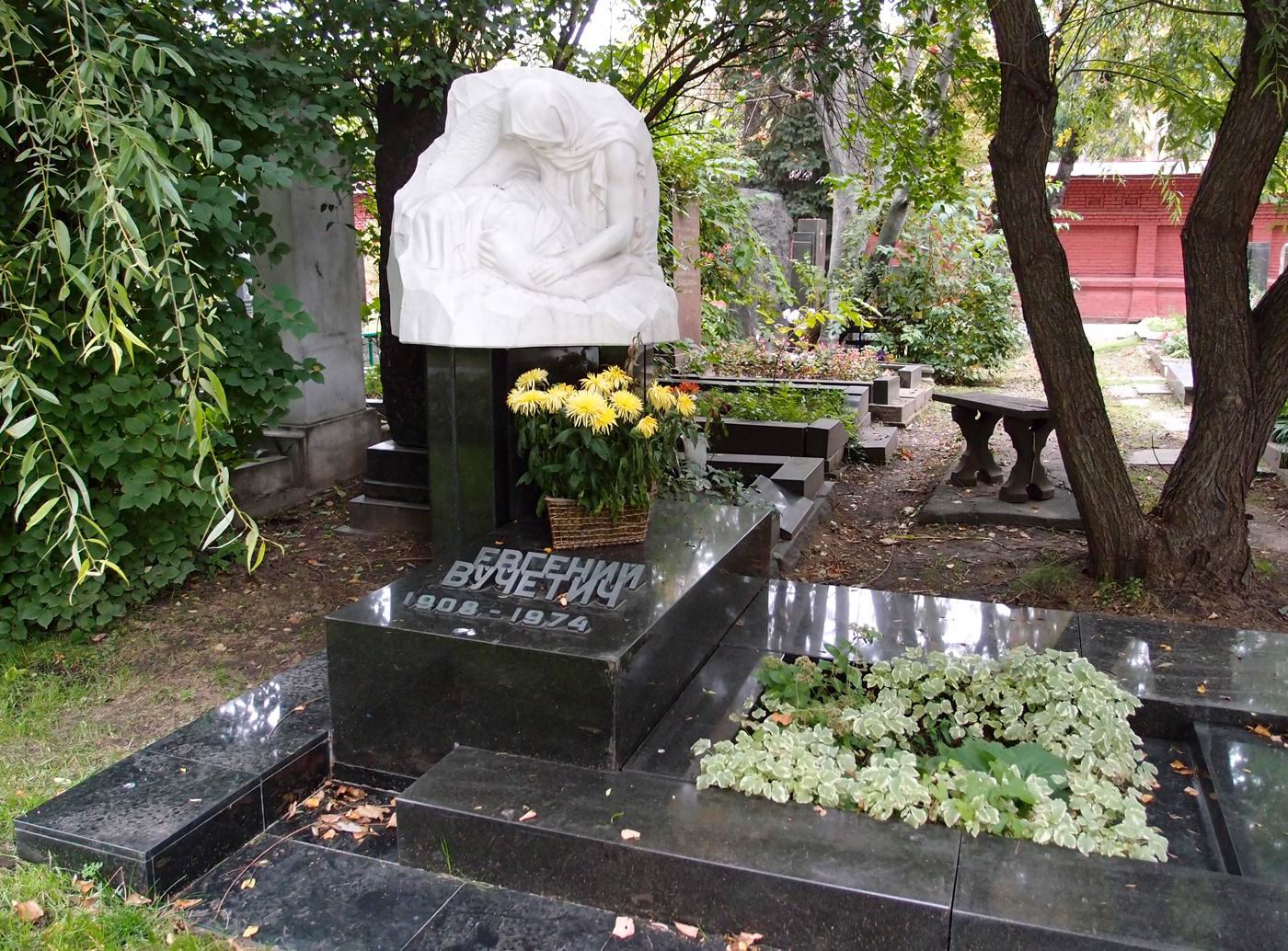 Памятник на могиле Вучетича Е.В. (1908–1974), арх. А.Шибальников, копия скульптуры «Скорбящая мать» на Мамаевом кургане, на Новодевичьем кладбище (5–26–10).