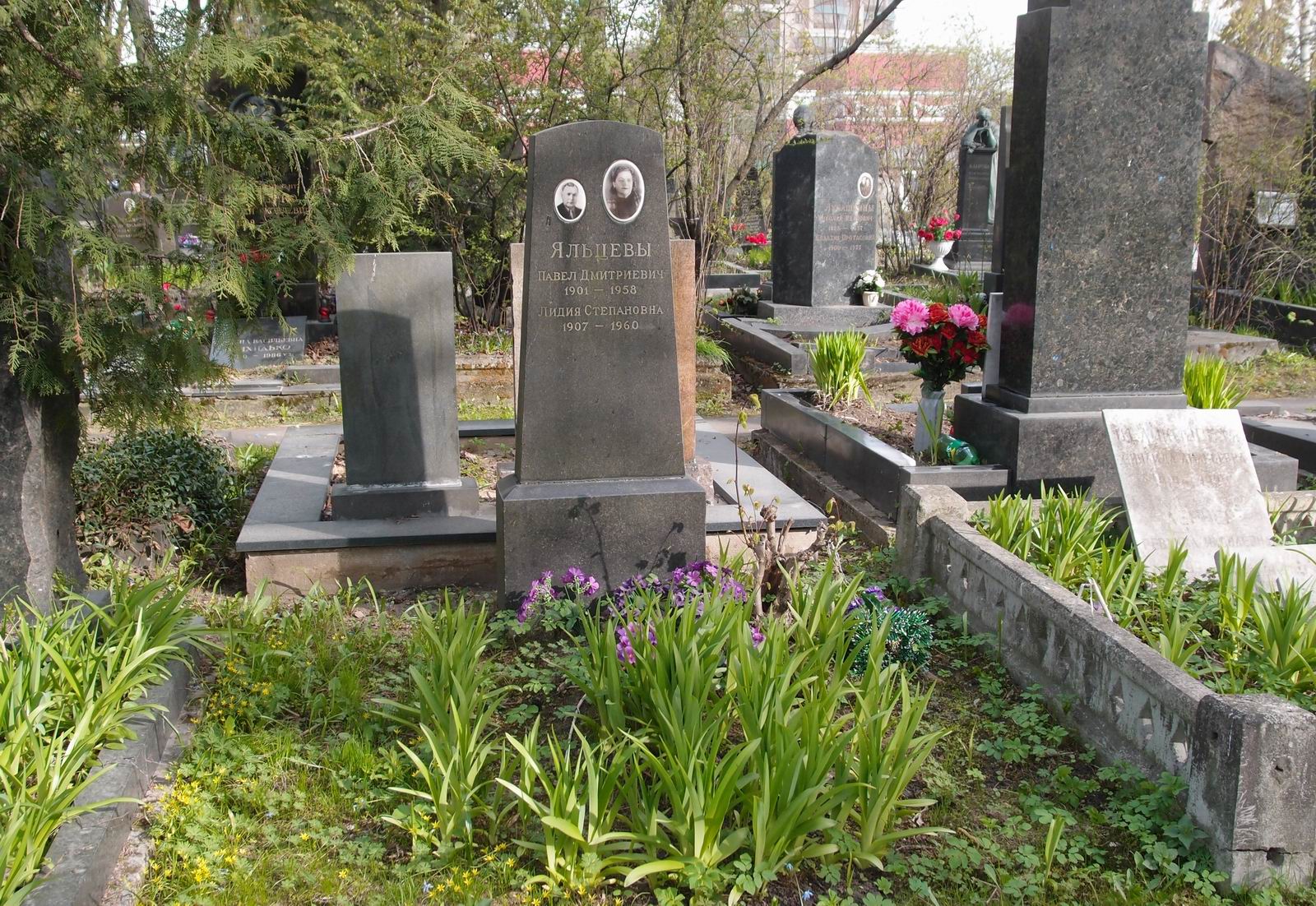Памятник на могиле Яльцеву П.Д. (1901–1958), на Новодевичьем кладбище (5–16–6).