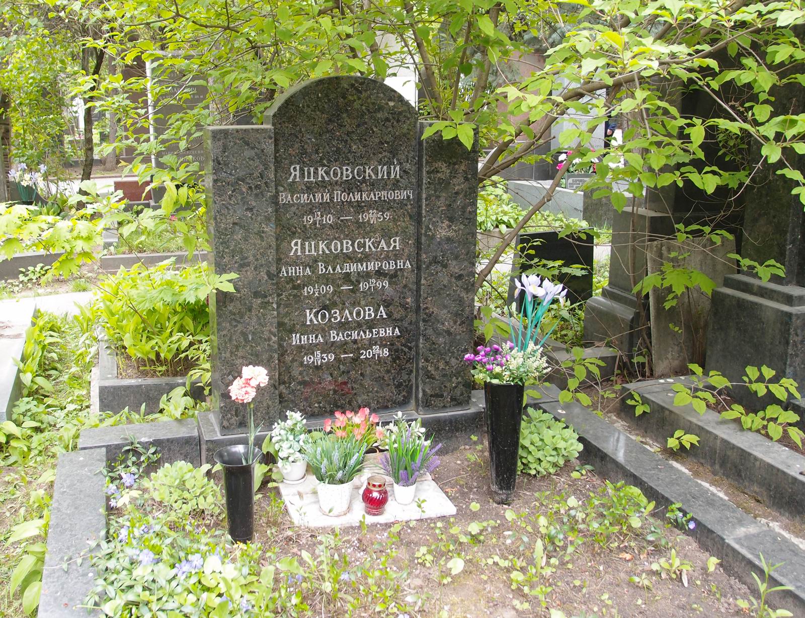 Памятник на могиле Яцковского В.П. (1910–1959), на Новодевичьем кладбище (5–34–4).