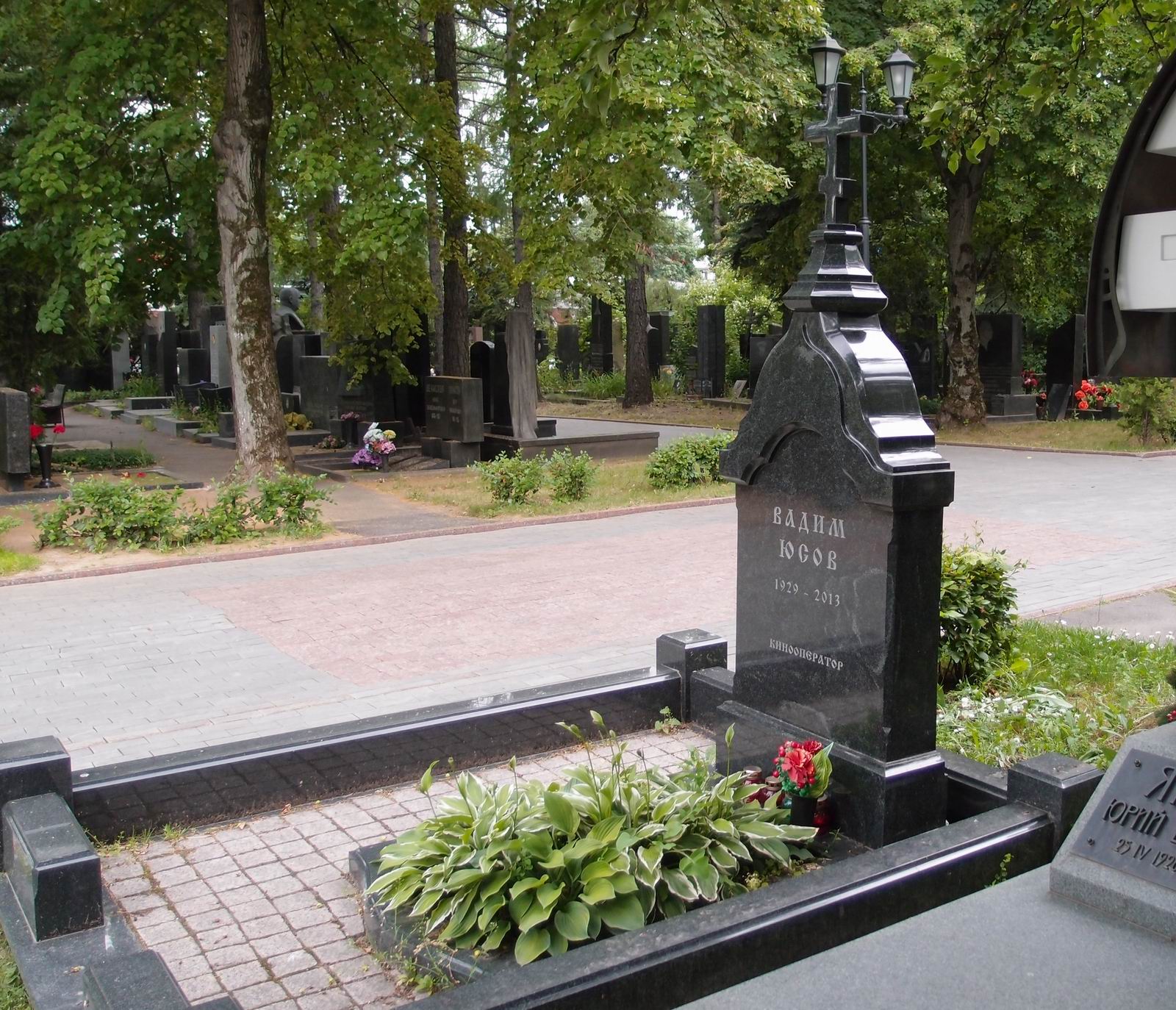 Памятник на могиле Юсова В.И. (1929–2013), на Новодевичьем кладбище (5–28–11).