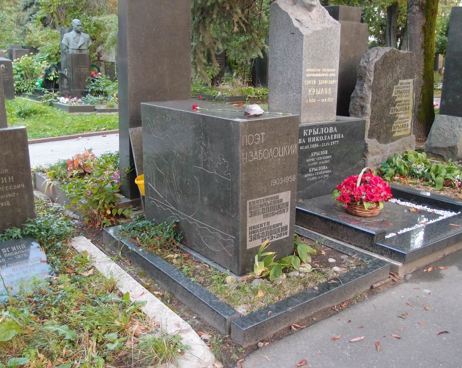Памятник на могиле Заболоцкого Н.А. (1903-1958), ск. В.Лемпорт, В.Сидур, Н.Силис, на Новодевичьем кладбище (5-40-3).