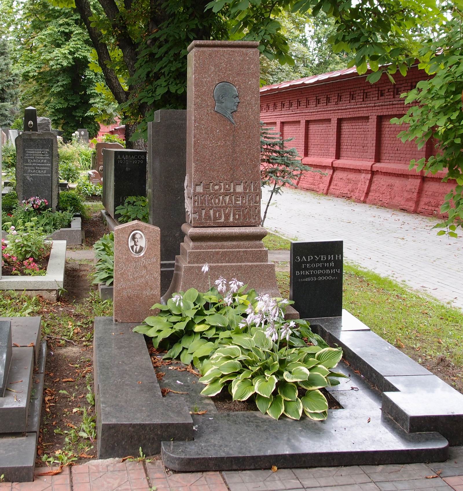 Памятник на могиле Зарубина Г.Н. (1900-1958), на Новодевичьем кладбище (5-24-1).