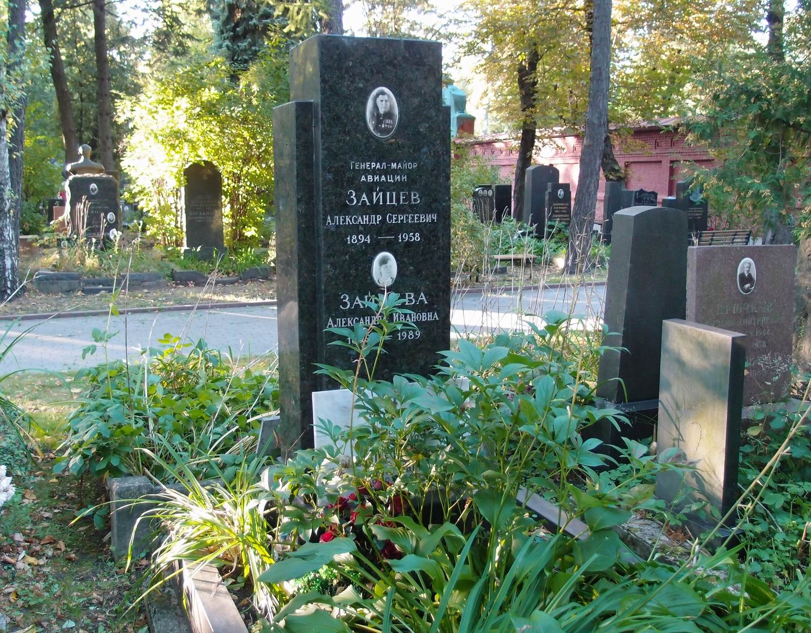 Памятник на могиле Зайцева А.С. (1894–1958), на Новодевичьем кладбище (5–15–7).