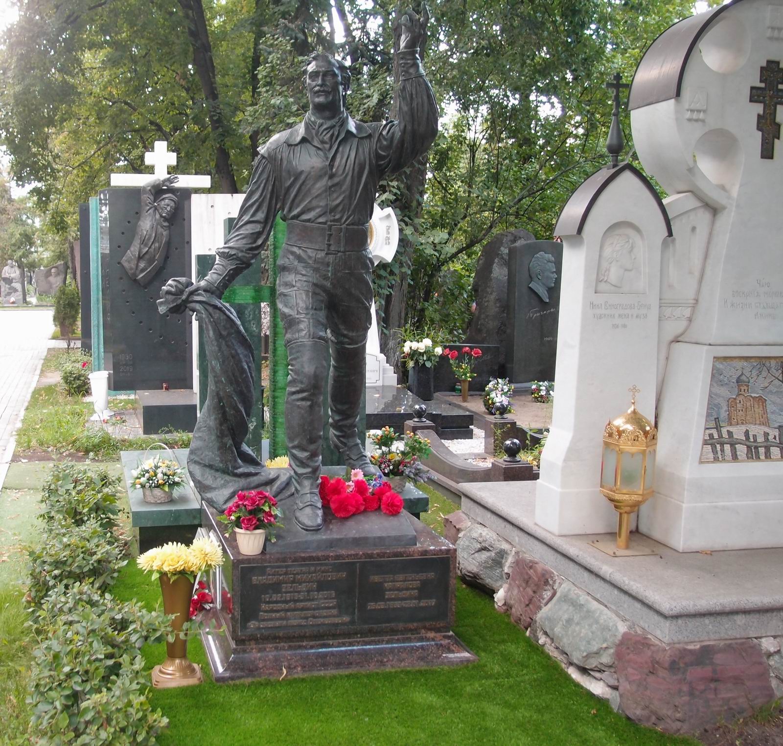 Памятник на могиле Зельдина В.М. (1915-2016), ск. М.Малашенко, Д.Клавсуц, А.Шевченко, арх. Д.Бобылев, на Новодевичьем кладбище (5-33-11).