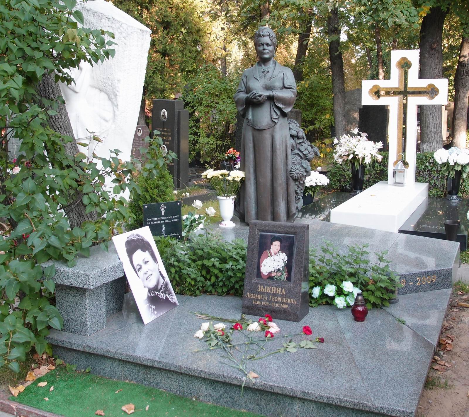 Памятник на могиле Зыкиной Л.Г. (1929–2009), ск. Ф.Согоян, на Новодевичьем кладбище (5–23а–7).