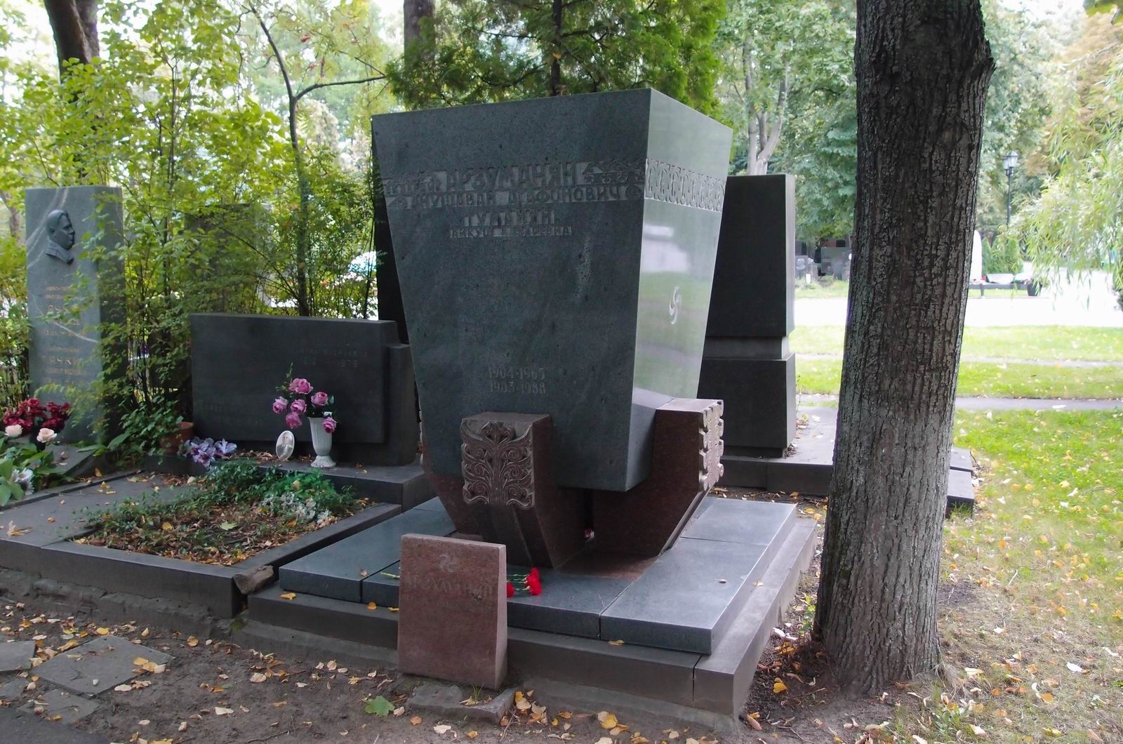 Памятник на могиле Арзуманяна А.А. (1904–1965), арх. К.Ананян, на Новодевичьем кладбище (6–21–1).