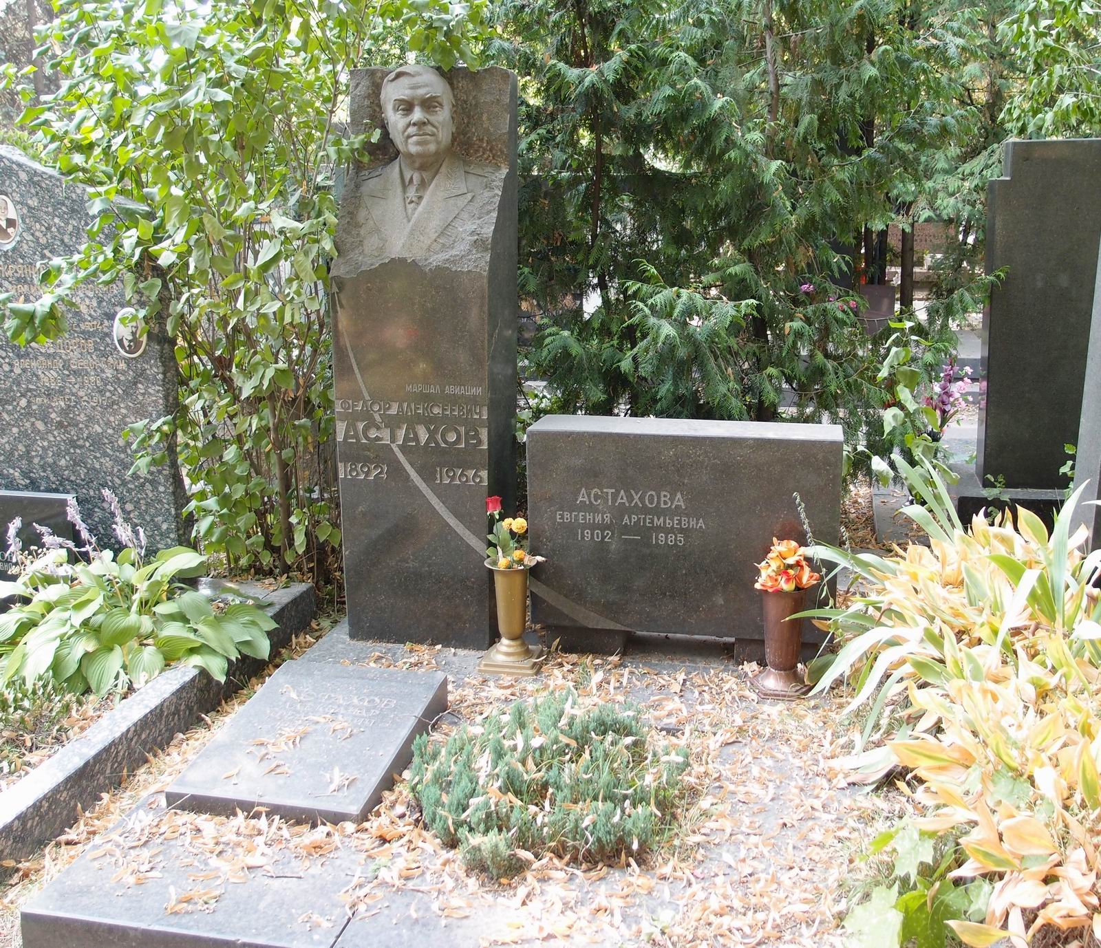 Памятник на могиле Астахова Ф.А. (1892-1966), ск. Г.Постников, на Новодевичьем кладбище (6-33-3).