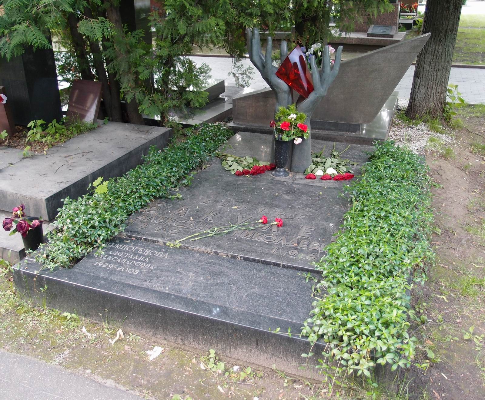 Памятник на могиле Бакулева А.Н. (1890–1967), ск. В.Цигаль, арх. Я.Белопольский, В.Хавин, на Новодевичьем кладбище (6–35–1).
