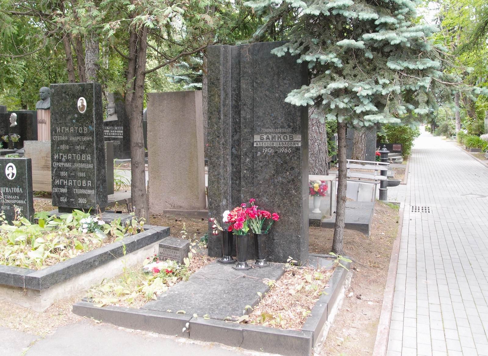 Памятник на могиле Байкова А.П. (1901-1966), на Новодевичьем кладбище (6-30-13).
