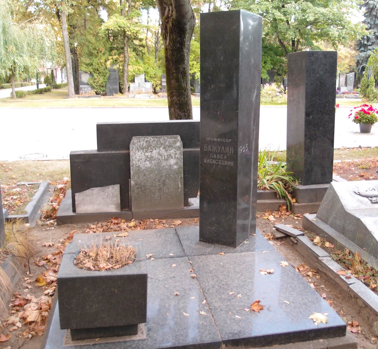Памятник на могиле Бажулина П.А. (1905–1965), на Новодевичьем кладбище (6–24–2).