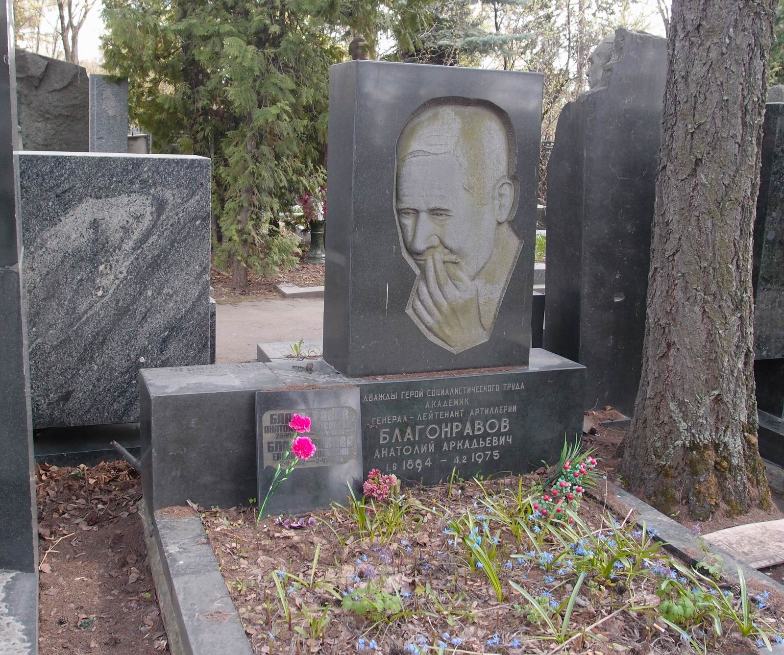 Памятник на могиле Благонравова А.А. (1894–1975), ск. О.Воробчук, арх. Ю.Соловьёв, на Новодевичьем кладбище (6–28–3).