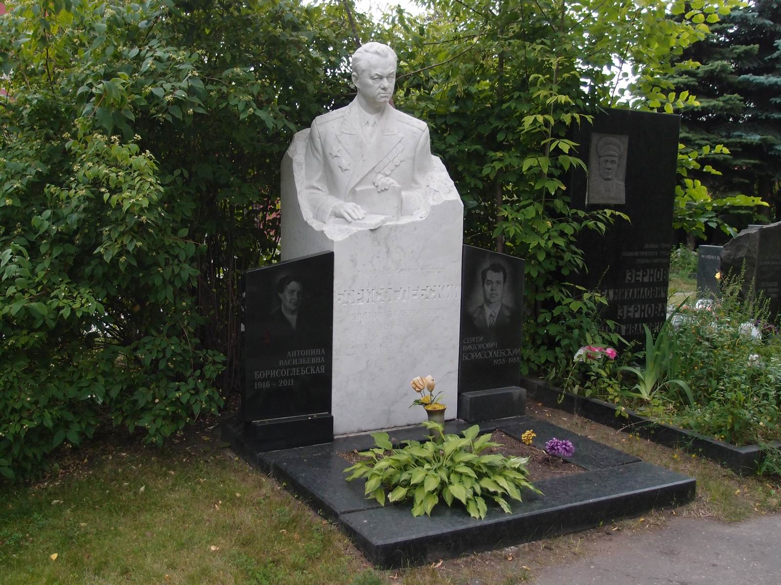 Памятник на могиле Борисоглебского В.В. (1913–1964), ск. Г.Постников, на Новодевичьем кладбище (6–4–1).