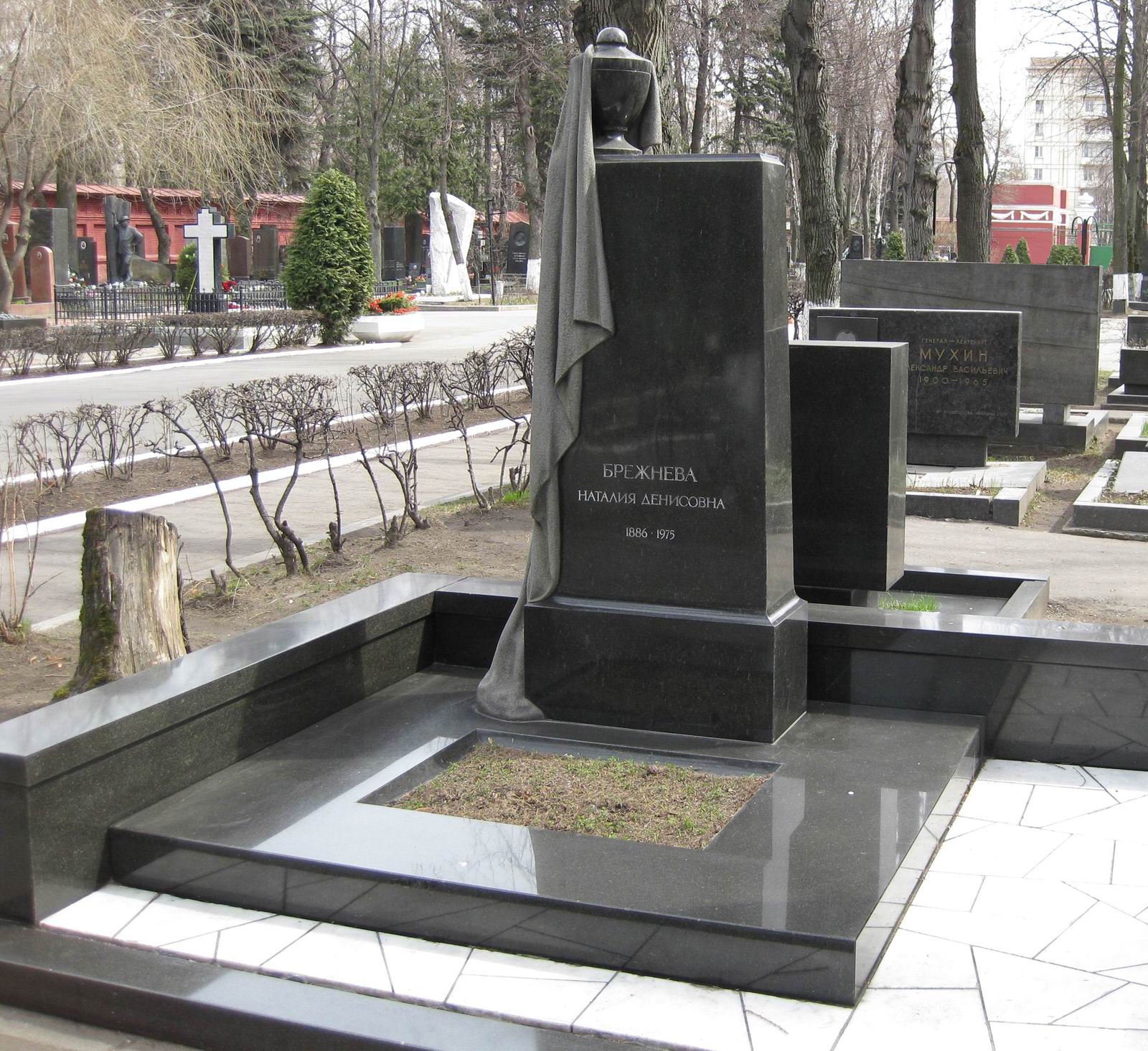 Памятник на могиле Брежневой Н.Д. (1886–1975), ск. В.Сонин, арх. С.Кулев, на Новодевичьем кладбище (6–28–1).
