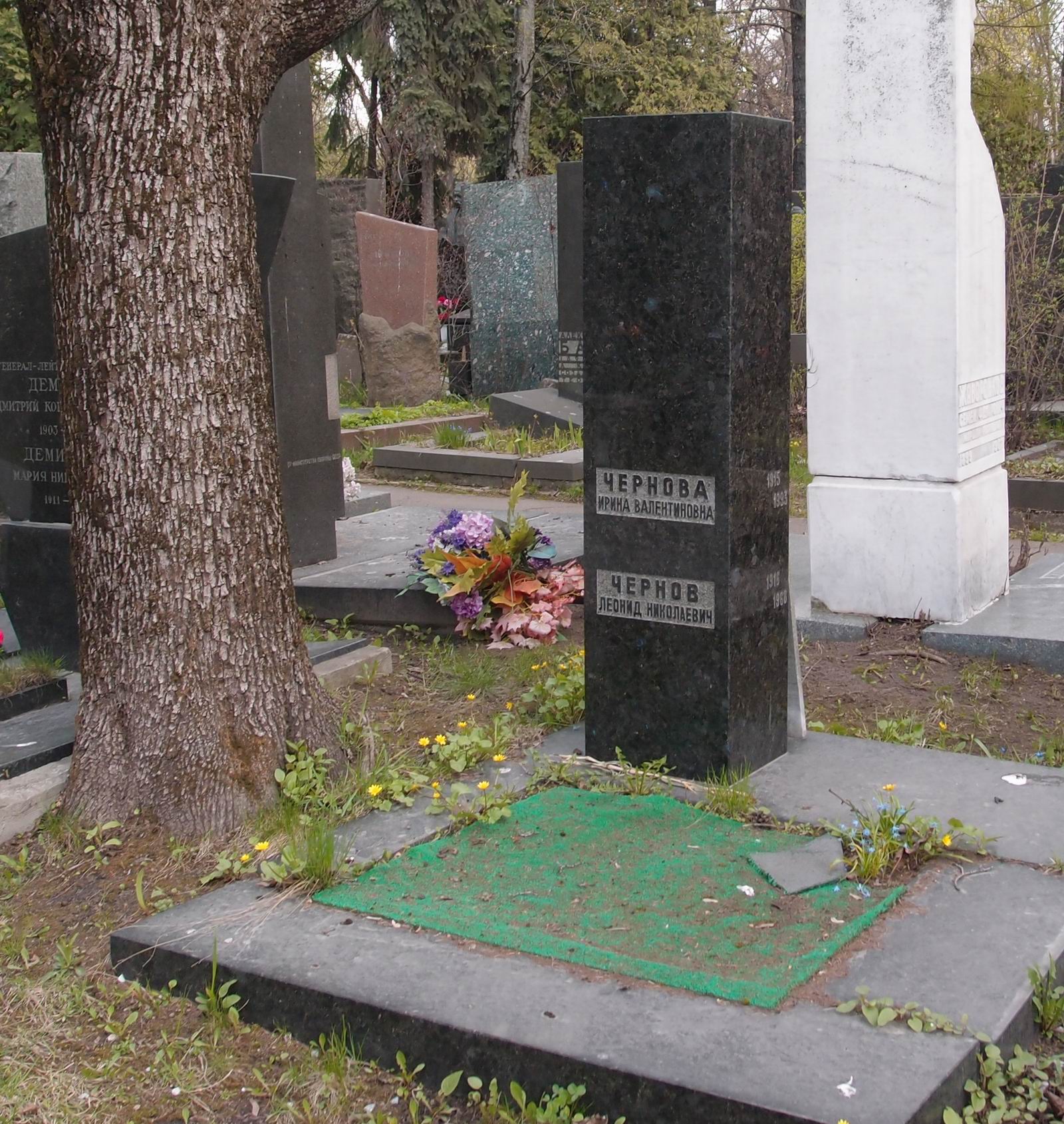 Памятник на могиле Чернова Л.Н. (1916–1968), на Новодевичьем кладбище (6–36–9).
