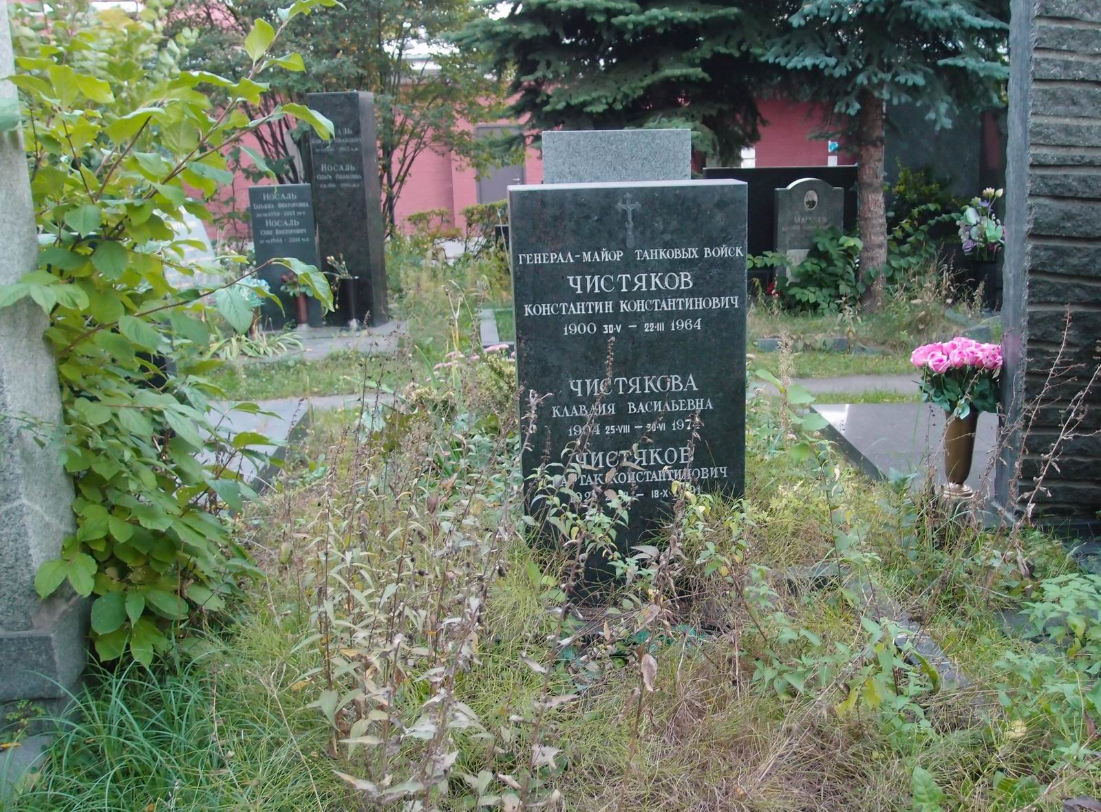 Памятник на могиле Чистякова К.К. (1900–1964), на Новодевичьем кладбище (6–4–6).