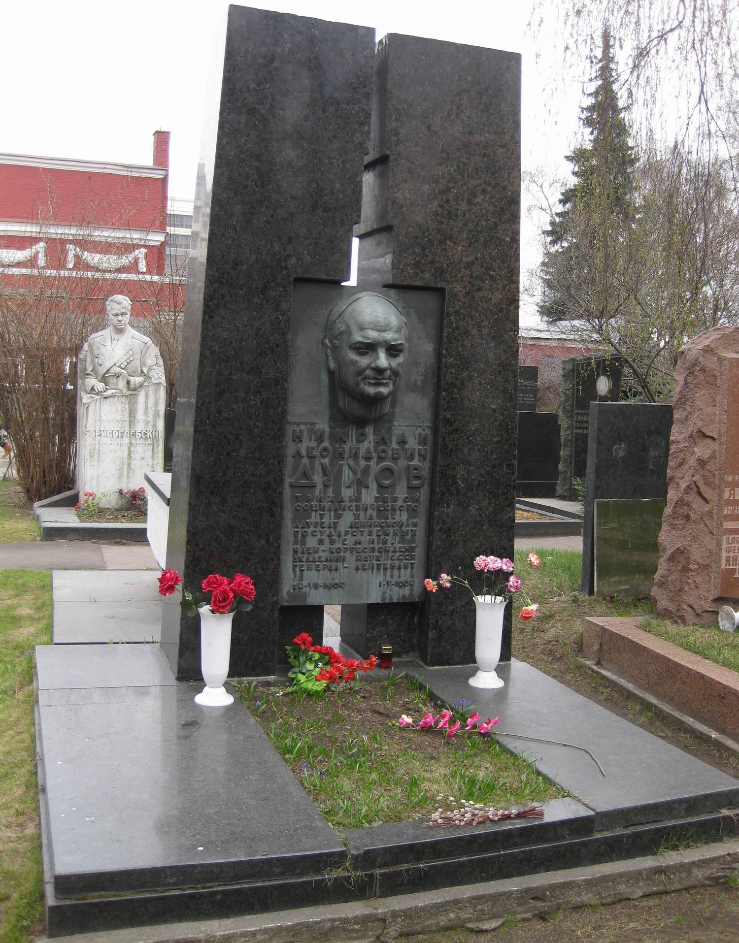 Памятник на могиле Духова Н.Л. (1904–1964), ск. А.Елецкий, арх. Н.Гришин, на Новодевичьем кладбище (6–6–1).