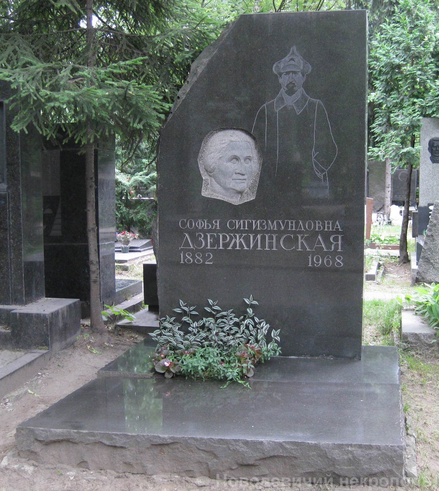 Памятник на могиле Дзержинской С.С. (1882-1968), арх. Л.Лихова, на Новодевичьем кладбище (6-36-4).