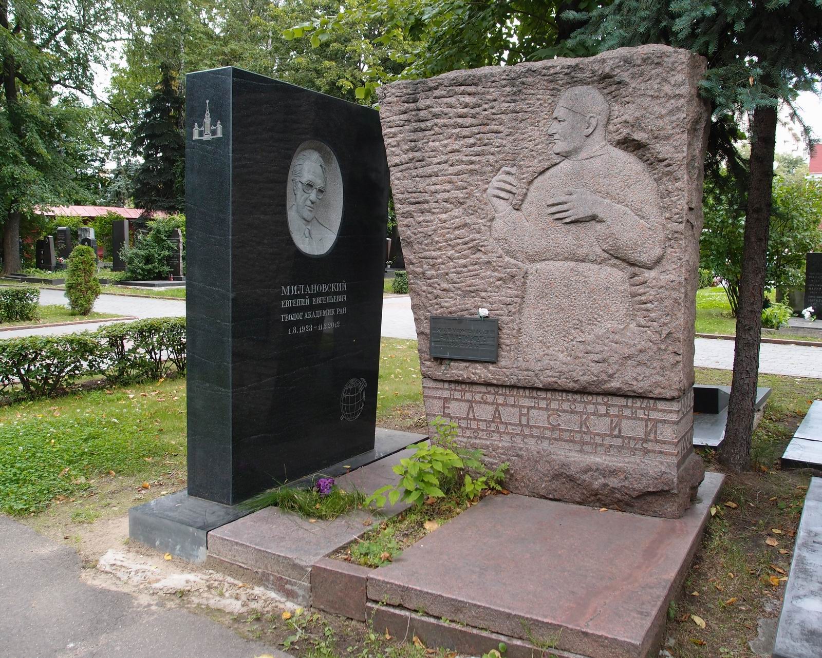 Памятник на могиле Еланского Н.Н. (1894-1964), ск. В.Вахрамеев, арх. П.Зиновьев, на Новодевичьем кладбище (6-10-1).