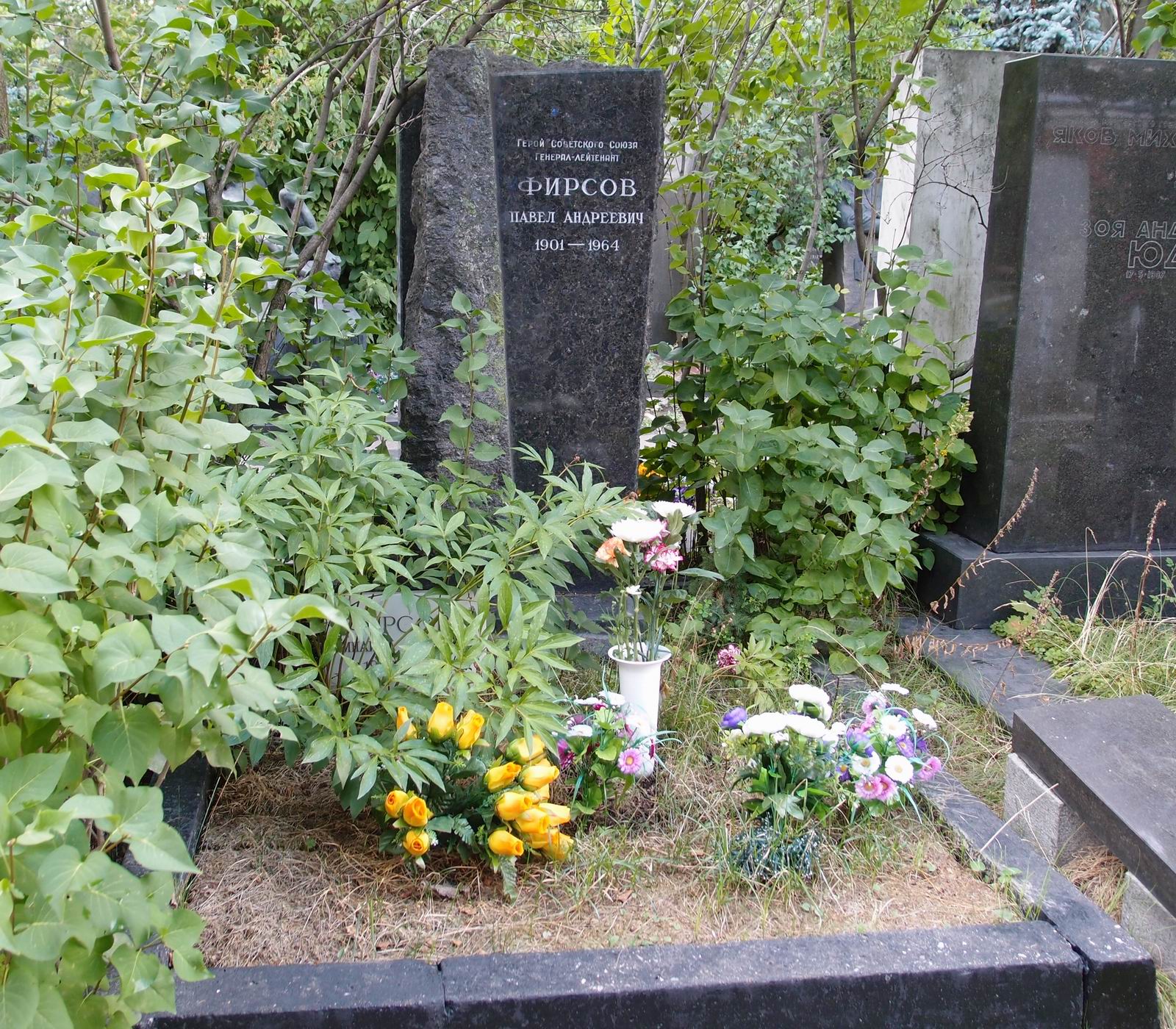 Памятник на могиле Фирсова П.А. (1901-1964), на Новодевичьем кладбище (6-3-11).