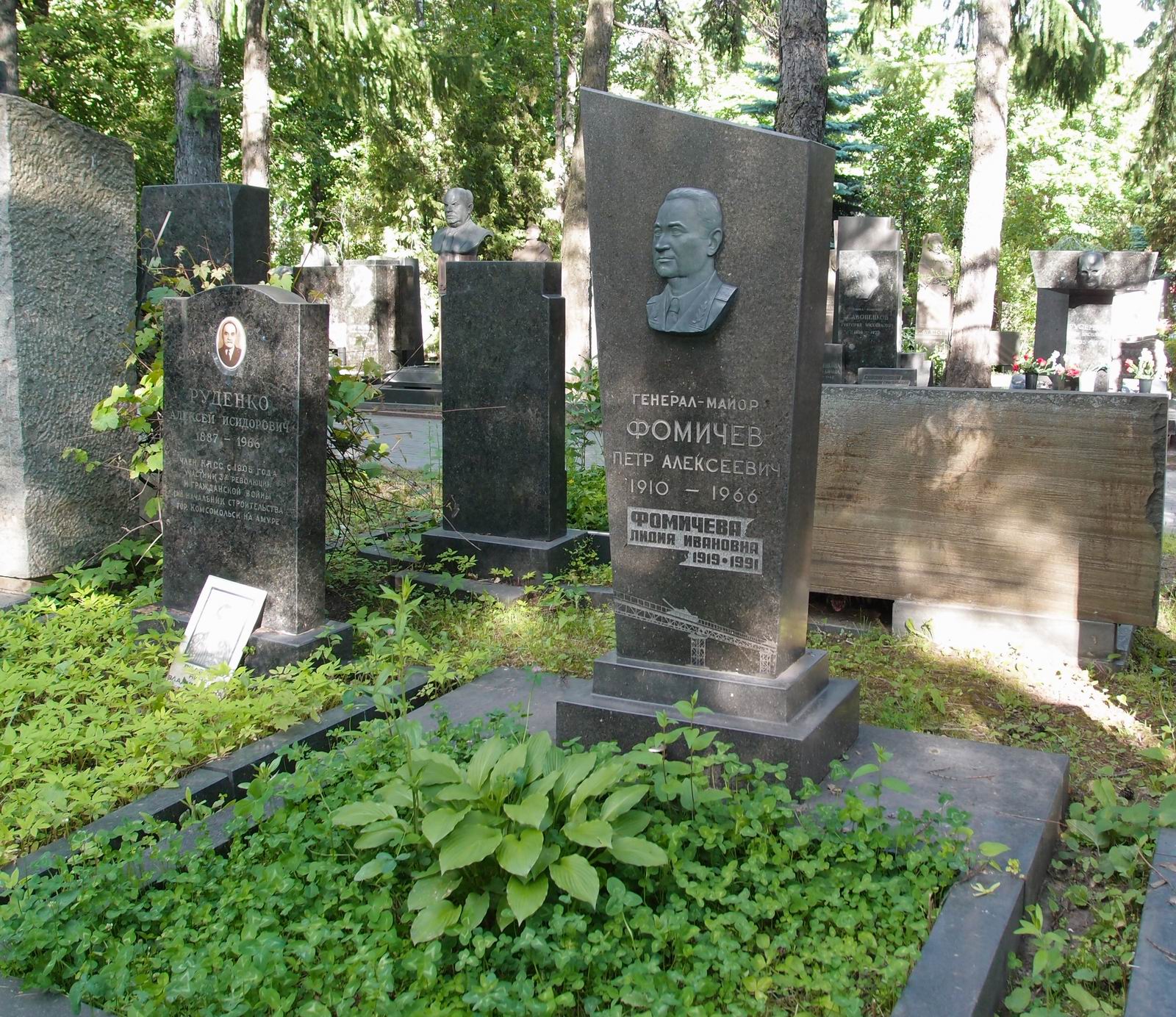 Памятник на могиле Фомичёва П.А. (1910-1966), на Новодевичьем кладбище (6-30-11).