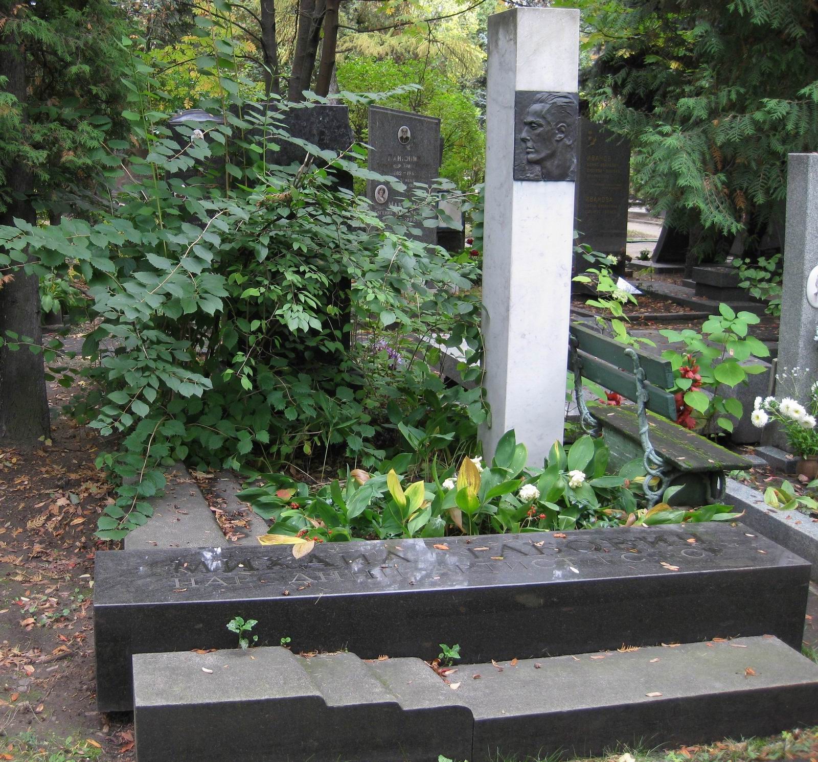Памятник на могиле Габовича М.М. (1905–1965), ск. Ф.Фивейский, арх. А.Таранов, на Новодевичьем кладбище (6–20–8).