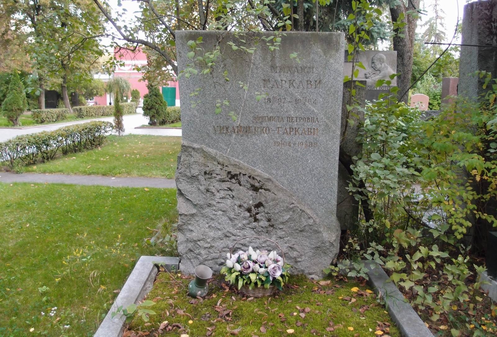 Памятник на могиле Гаркави М.Н. (1897–1964), на Новодевичьем кладбище (6–12–1).
